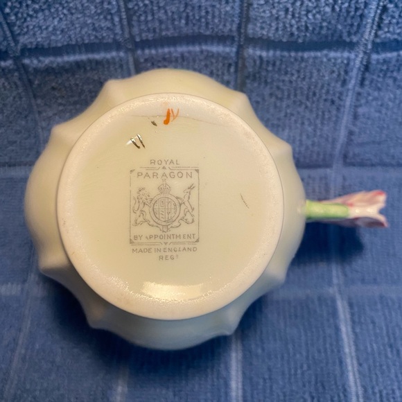 Teacup and Saucer by Paragon. Extremely rare handle! - Picture 9 of 9